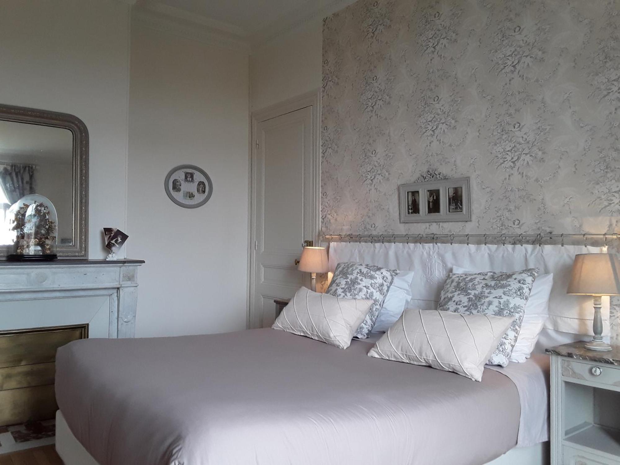 Le Manoir De Crisolles Bed & Breakfast Room photo